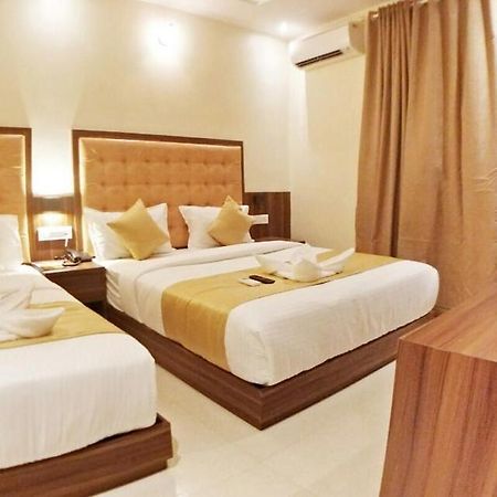 Hotel Emerald Near T2 International Airport Βομβάη Εξωτερικό φωτογραφία