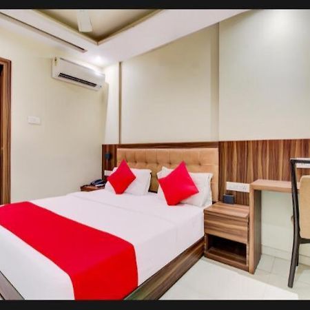 Hotel Emerald Near T2 International Airport Βομβάη Εξωτερικό φωτογραφία