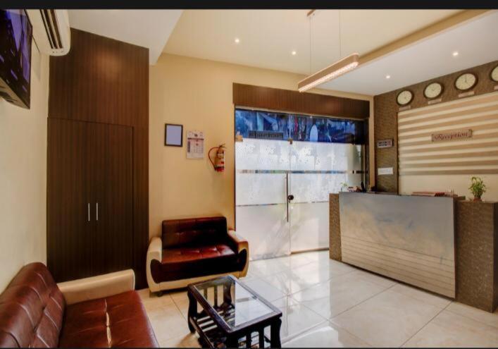 Hotel Emerald Near T2 International Airport Βομβάη Εξωτερικό φωτογραφία