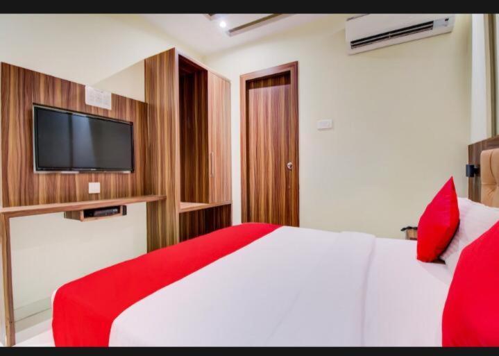 Hotel Emerald Near T2 International Airport Βομβάη Εξωτερικό φωτογραφία