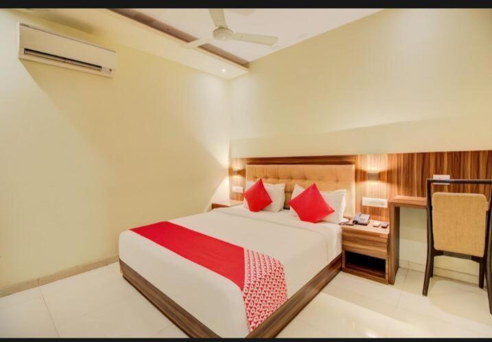 Hotel Emerald Near T2 International Airport Βομβάη Εξωτερικό φωτογραφία