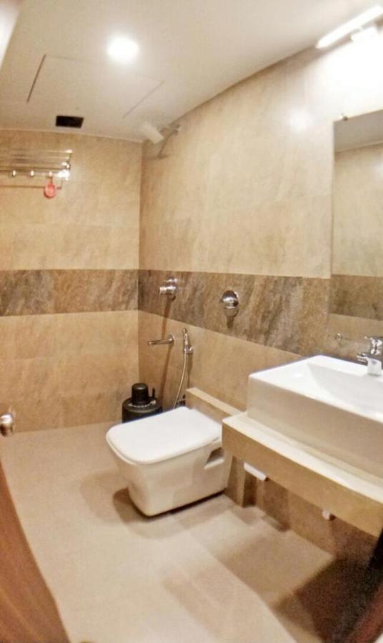 Hotel Emerald Near T2 International Airport Βομβάη Εξωτερικό φωτογραφία
