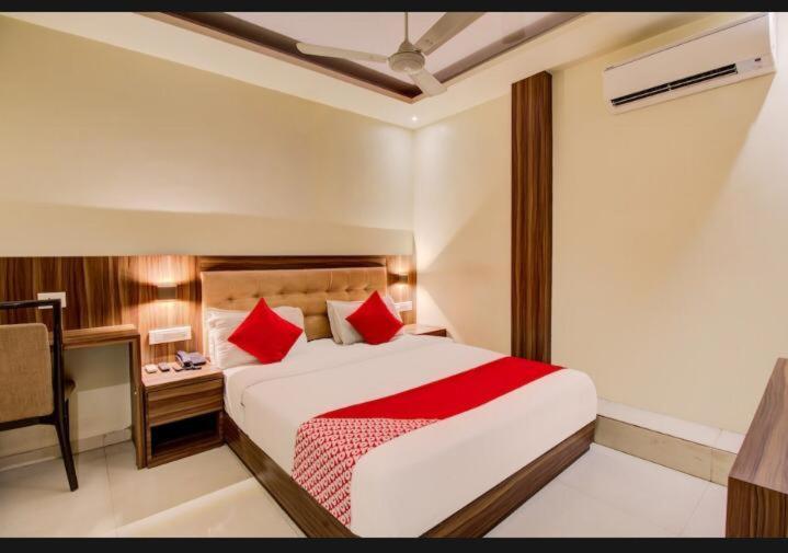 Hotel Emerald Near T2 International Airport Βομβάη Εξωτερικό φωτογραφία