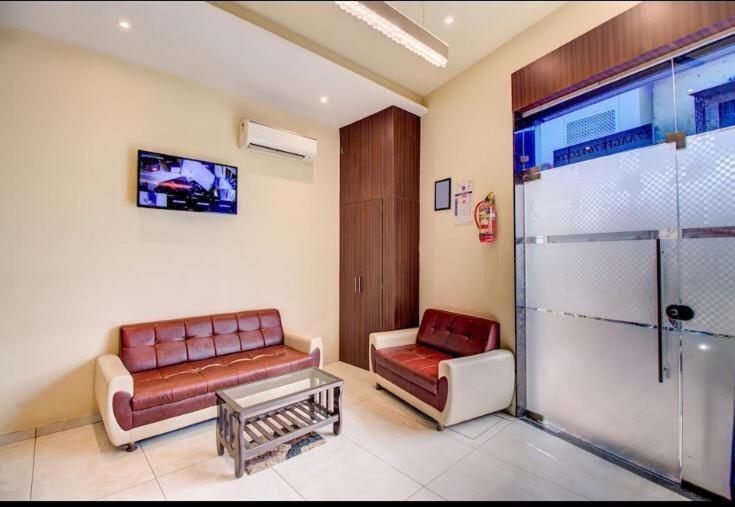 Hotel Emerald Near T2 International Airport Βομβάη Εξωτερικό φωτογραφία