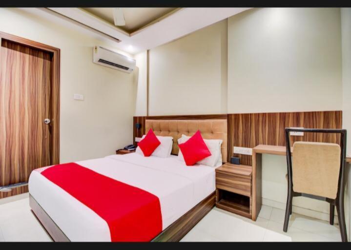 Hotel Emerald Near T2 International Airport Βομβάη Εξωτερικό φωτογραφία