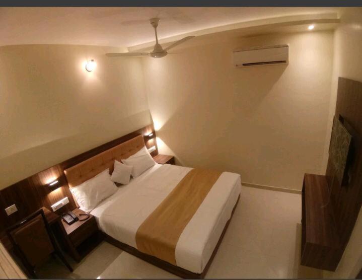 Hotel Emerald Near T2 International Airport Βομβάη Εξωτερικό φωτογραφία