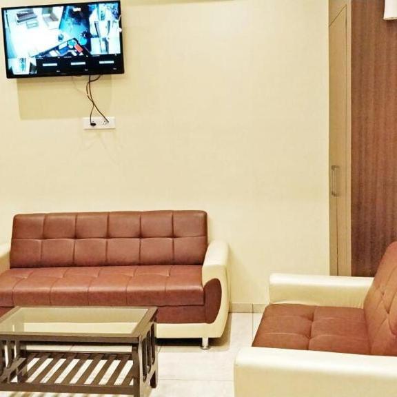 Hotel Emerald Near T2 International Airport Βομβάη Εξωτερικό φωτογραφία